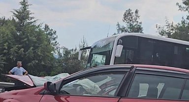 OTOMOBİL PARK HALİNDEKİ BETON MİKSERİNE ÇARPTI 1'İ AĞIR 2 YARALI