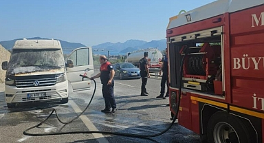 SEYİR HALİNDEKİ MİNİBÜS YANDI