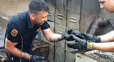 YANAN EVDEN YAVRU KEDİ KURTARILDI