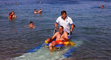 BÜYÜKŞEHİR ENGELSİZ PLAJLAR İLE DENİZLERDE ENGELLERİ KALDIRIYOR