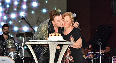 DOĞUM GÜNÜNÜ SAHNEDE ANNESİYLE BERABER KUTLADI