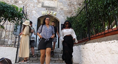 DÜNYACA ÜNLÜ SANATÇI DELLA MİLES MARMARİS'E GELDİ