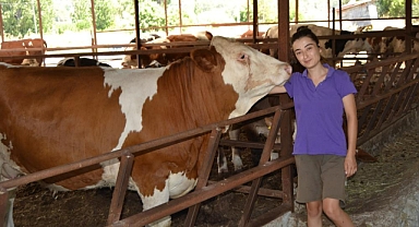 İNEĞİN SELFİE MERAKI SOSYAL MEDYADA VİRAL OLDU