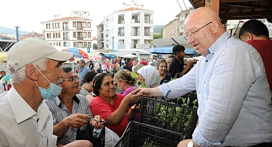 MENTEŞE BELEDİYESİ ATA TOHUMLARINDAN ÜRETİLEN 10 BİN SEBZE FİDESİ DAĞITTI