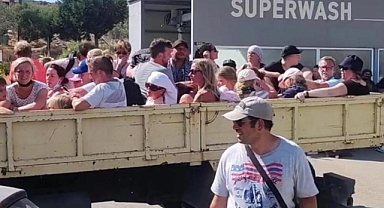 RODOS’TAKİ YANGINDAN TAHLİYE EDİLEN TURİSTLER FETHİYE’YE GELDİ