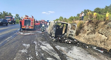 SEYİR HALİNDEKİ MİNİBÜS ALEV ALEV YANDI