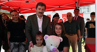 VALİ TAVLI DEPREMZEDE AİLELER İLE BAYRAM ŞENLİĞİNDE BİR ARAYA GELDİ