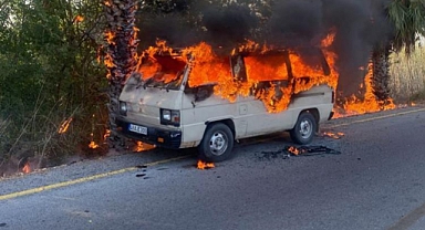 ARAÇTA BAŞLAYAN YANGIN AĞAÇLARA SIÇRADI