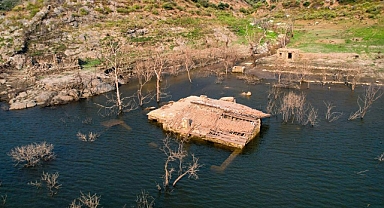 BARAJIN SU SEVİYESİ DÜŞTÜ, TARİHİ KÖY EVLERİ ORTAYA ÇIKTI