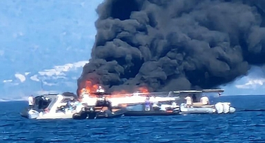 BODRUM’DA MİLYON DOLARLIK TEKNE ALEV TOPUNA DÖNDÜ