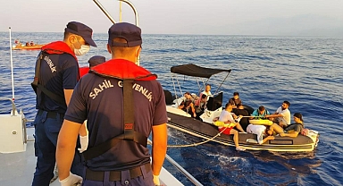 DATÇA’DA 11 DÜZENSİZ GÖÇMEN KURTARILDI, BİR GÖÇMEN KAÇAKÇISI YAKALANDI