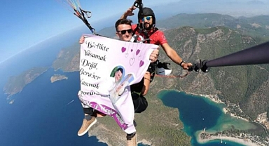 EVLİLİK TEKLİFİNİ PARAŞÜTLE SÜZÜLÜRKEN YAPTI