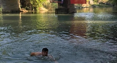 MAHALLE HALKI AKARSU ÜZERİNDE KURULAN HAVUZDA SERİNLİYOR