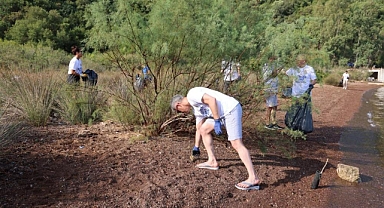 MARMARİS BELEDİYE BAŞKANI, TEK TEK KIRIK CAMLARI TOPLADI