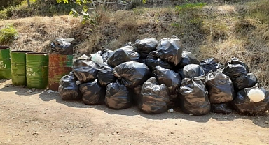 MENTEŞE'DE EKİPLER AKBÜK KOYU'NDA 2 TON ÇÖP TOPLADI