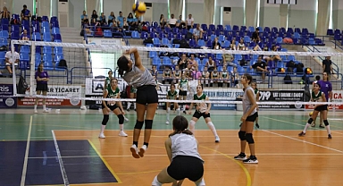 MİNİK VOLEYBOLCULAR ZAFER BAYRAMI İÇİN OYNADI