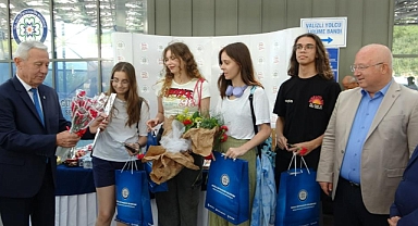 MUĞLA'DA ÜNİVERSİTE ÖĞRENCİLERİNE KARANFİLLİ KARŞILAMA