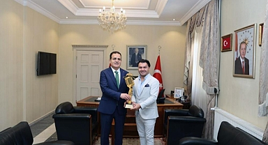 MUĞLA VALİSİ AKBIYIK’A 'ALKIŞI HAK EDEN VALİ' ÖDÜLÜ