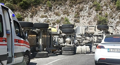 SAKAR’DA KAMYON DEVRİLDİ, YOL TRAFİĞE KAPANDI