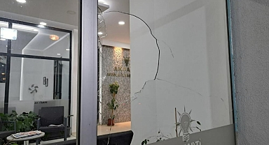 AK PARTİ MUĞLA İL BİNASINA TAŞLI SALDIRI