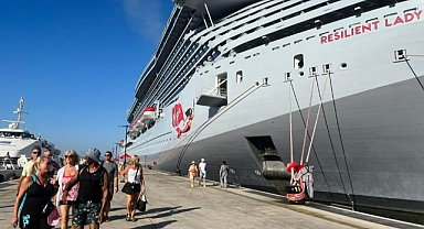 DEV YOLCU GEMİSİ 2 BİN 300 YOLCUYLA BODRUM'A GELDİ