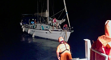 FETHİYE AÇIKLARINDA SÜRÜKLENEN 14 METRELİK TEKNEYİ KIYEM EKİPLERİ KURTARDI