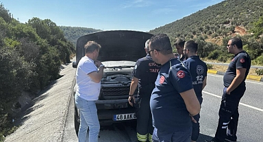 İTFAİYENİN HIZLI MÜDAHALESİ, OTOMOBİLİ YANMAKTAN KURTARDI