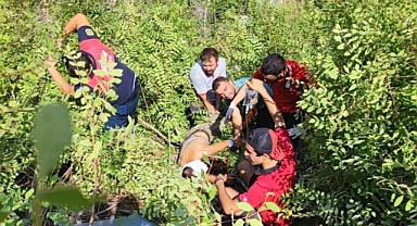 MOTOSİKLET 20 METRELİK UÇURUMA YUVARLANDI 2 YARALI