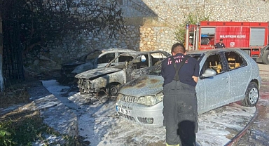 PARK HALİNDEKİ ÜÇ ARAÇ ALEVLERE TESLİM OLDU