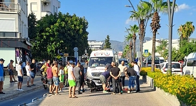 SÜRÜCÜSÜNÜN ANİ FREN YAPTIĞI MOTOSİKLET TAKLA ATTI 2 YARALI