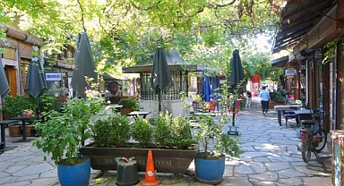 TARİHİ ARASTADA YOK OLMAYA BAŞLAYAN MESLEKLER YAŞATILIYOR