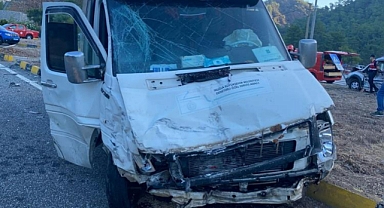 TİCARİ ARAÇ İLE PERSONEL SERVİSİ ÇARPIŞTI 1 ÖLÜ 7 YARALI