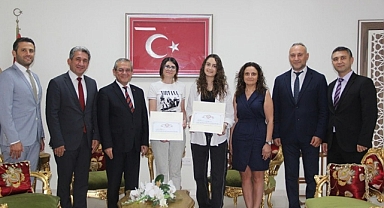 YKS 2023'TE TÜRKİYE DERECESİ YAPAN ÖĞRENCİLER KAYMAKAM ERİŞ İLE BİR ARAYA GELDİ