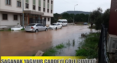 SAĞANAK YAĞMUR CADDEYİ GÖLE ÇEVİRDİ