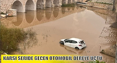KARŞI ŞERİDE GEÇEN OTOMOBİL DEREYE UÇTU