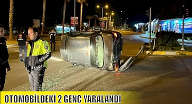 OTOMOBİLDEKİ 2 GENÇ YARALANDI