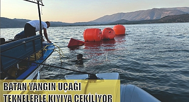 BATAN YANGIN UÇAĞI TEKNELERLE KIYIYA ÇEKİLİYOR