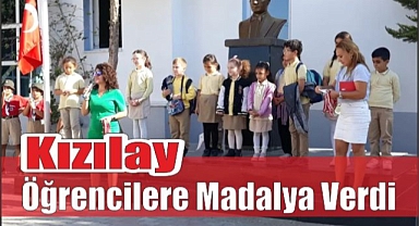 Kızılay Öğrencilere Madalya Verdi
