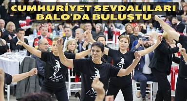 CUMHURİYET SEVDALILARI BALO’DA BULUŞTU