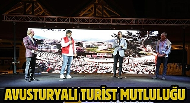 MARMARİS’TE AVUSTURYALI TURİST MUTLULUĞU