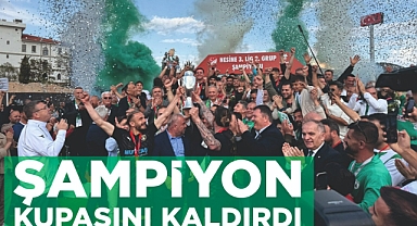 ŞAMPİYON KUPASINI KALDIRDI