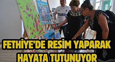 Fethiye’de Resim Yaparak Hayata Tutunuyor