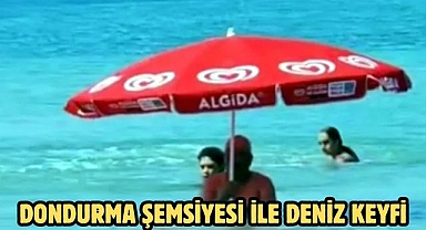 Dondurma şemsiyesi ile deniz keyfi