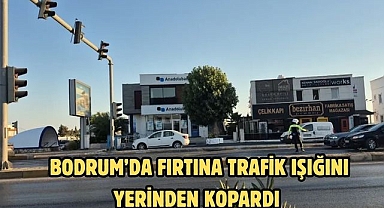 BODRUM’DA FIRTINA TRAFİK IŞIĞINI YERİNDEN KOPARDI