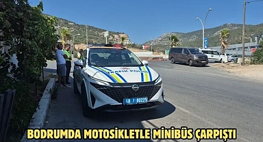 BODRUMDA MOTOSİKLETLE MİNİBÜS ÇARPIŞTI