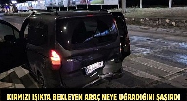 KIRMIZI IŞIKTA BEKLEYEN ARAÇ NEYE UĞRADIĞINI ŞAŞIRDI
