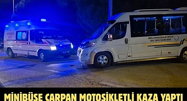 MİNİBÜSE ÇARPAN MOTOSİKLETLİ KAZA YAPTI