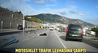 MOTOSİKLET TRAFİK LEVHASINA ÇARPTI