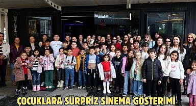 Çocuklara sürpriz sinema gösterimi