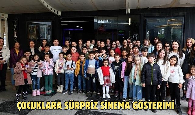 Çocuklara sürpriz sinema gösterimi